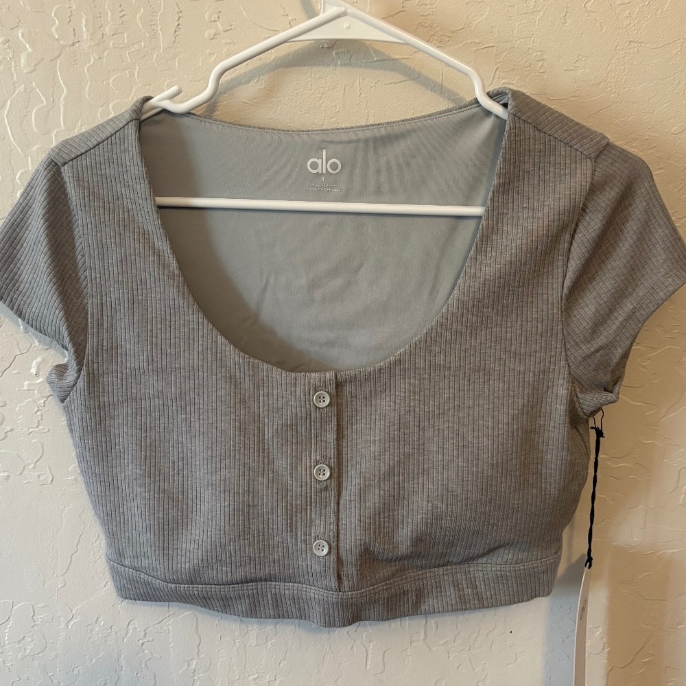 Alo Yoga blissful Henley bra top. NWT Heather Gray, Size Large. Baby t vibes.